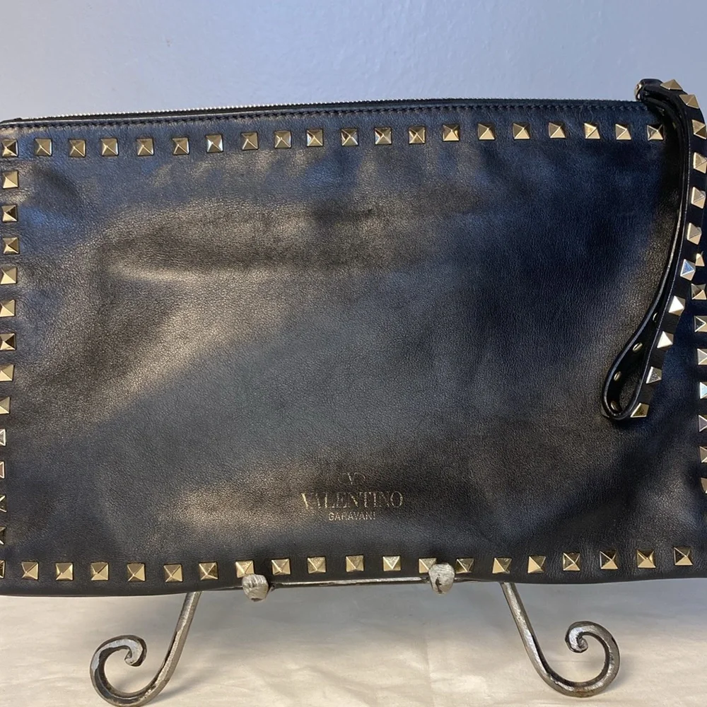 Valentino Garavani Rockstud Black Leather Pouch - Picture 3 of 11